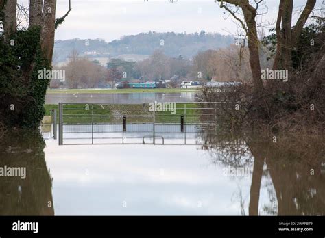 Cookham, UK. 6th January, 2024. The main road through the village of Cookham in Berkshire has ...