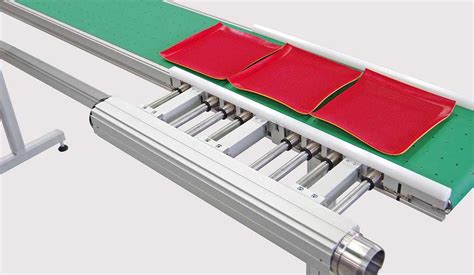 Belt conveyor with partial vacuum section