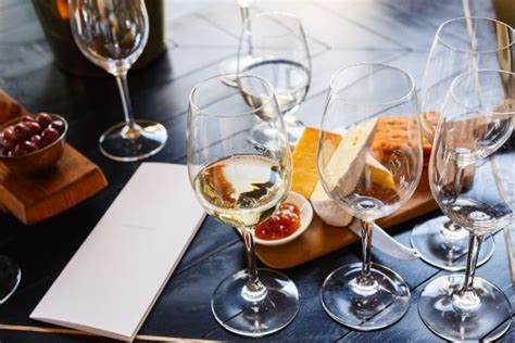 Prosecco Food Pairing Guide: 30 Foods That Go With Prosecco - Unraveling Wine