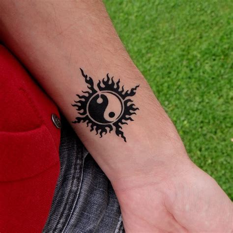 Sun Yin Yang Tattoo | Эскизы татуировок хной, Хна на спине, Татуировки