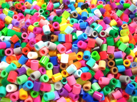 File:Plastic beads2.jpg - Wikimedia Commons