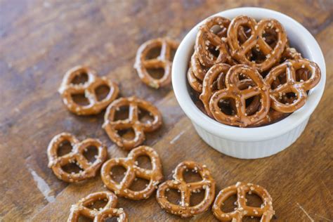How to Make Chocolate Covered Pretzels | Lil' Luna
