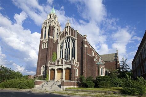 Abandoned Churches of Detroit (27 pics)