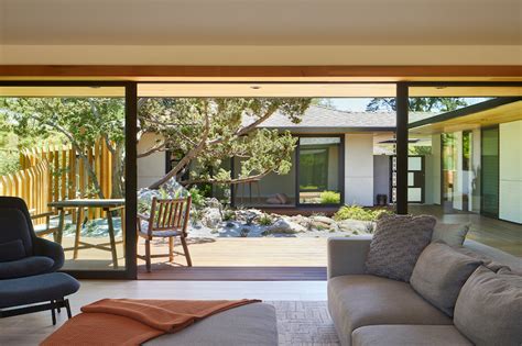 A Japanese Zen Garden Is the Stunning Centerpiece of this Midcentury Modern Home Remodel ...