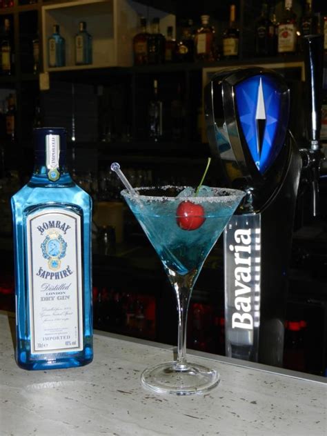 bombay sapphire Bombay Sapphire, Martini, Vodka Bottle, Drinks ...