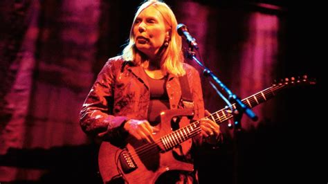 Joni Mitchell Plays ‘Woodstock’ at 1998 ‘Day at the Garden’: Watch