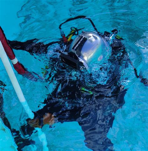 DVIDS - Images - UCT TWO completes underwater welding training [Image 1 ...