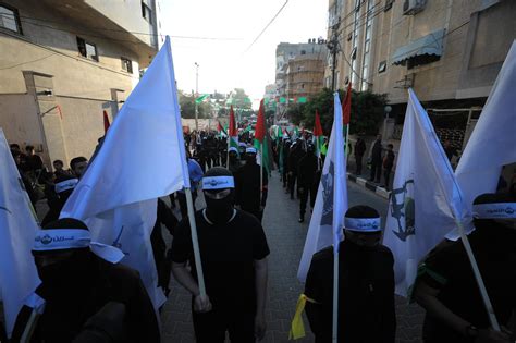 Hamas Fighters Wear ‘Lions Den’ Insignias in Gaza Parade – Palestine ...