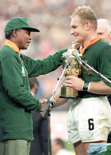 Nelson Mandela presents the World Cup to Francois Pienaar | Rugby Union | Photo | ESPN Scrum