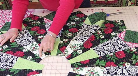 This Free Christmas Tree Skirt Pattern Is Gorgeous & Easy As Can Be - DIY Ways