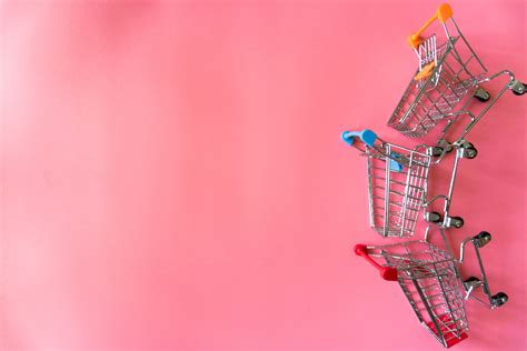 Minimal shopping online concept, Colorful paper shopping bag and trolley go down from floating ...