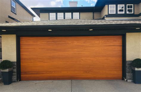 Skyline Flush Garage Door in Cedar Accents Woodtones | Faux wood garage ...