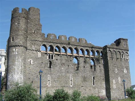 SWANSEA CASTLE, CYMRU (Wales). Found right in the city centre is a large section of castle ...