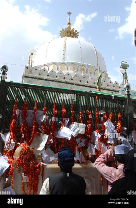 Dargah of Sufi saint Khwaja Muin-ud-din Chishti, Ajmer Stock Photo - Alamy