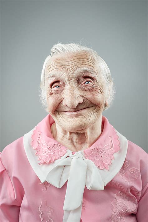 Cette photographe parcourt les maisons de retraite pour montrer que le sourire n'a pas d'âge