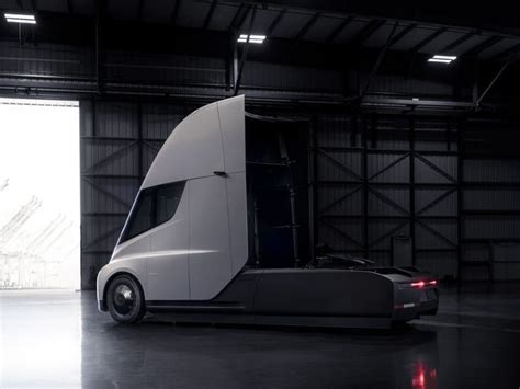 Tesla introduces electric big rig truck