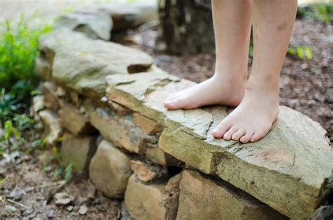 The Benefits of Barefoot Gardening - Homesteaders of America