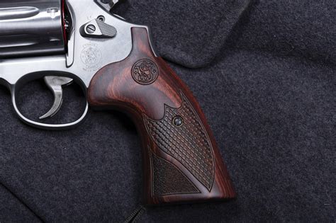 Smith & Wesson 686 Deluxe 6" 7-shot .357Mag Wood Grips