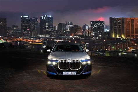 2023 BMW 740i Two-Tone Looks Intriguing In Oxide Grey And Tanzanite Blue