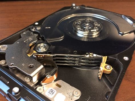 What's Inside a Hard Disk Drive - NEXTOFWINDOWS.COM