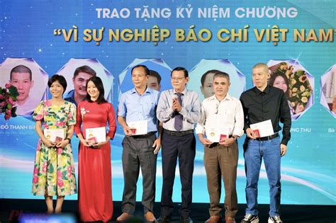 Báo Sài Gòn Giải Phóng trao giải cuộc thi Tỏa sáng giá trị Việt - Báo ...