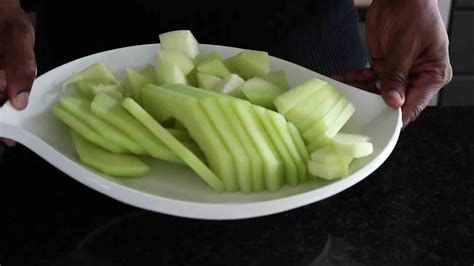 How to cut a honeydew melon - YouTube