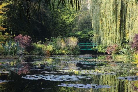 Inspired by the fleeting color effects of light and atmosphere, Claude Monet preferred to work ...