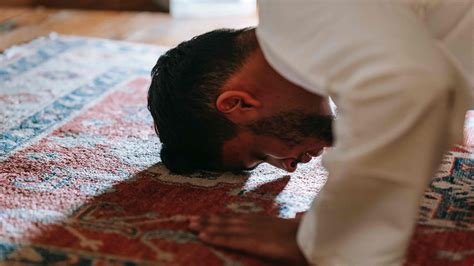 Sajdah in Islam | Meaning, Significance, Benefits - Quranic Arabic For ...