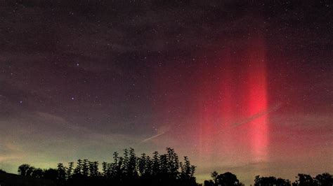 Northern Lights illuminate the south of England - BBC News