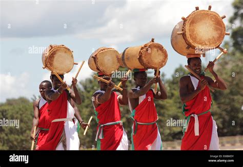 Burundi dance hi-res stock photography and images - Alamy