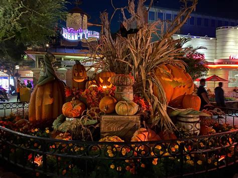 Review: Knott's Scary Farm Makes a Triumphant Halloween Return to California's Knott's Berry ...