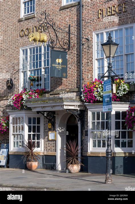 Golden Fleece Hotel, Market Place, Thirsk, North Yorkshire, England, UK Stock Photo - Alamy