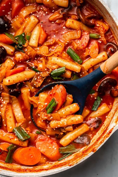 Vegan Tteokbokki with Vegetables | Spicy Korean Rice Cakes (떡볶이)