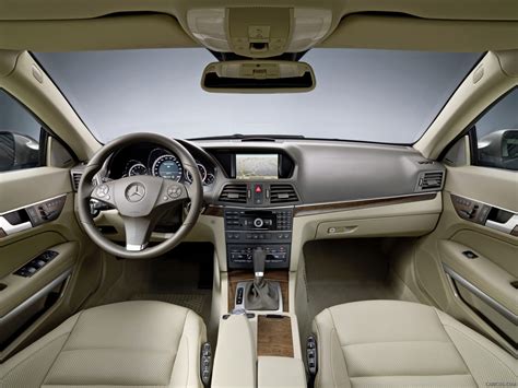 2010 Mercedes-Benz E-Class Coupe - Interior Dashboard View Photo | Caricos