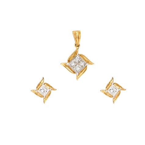 Buy Diamond & 18K Gold Pendant Set with Studs Online at Gehna