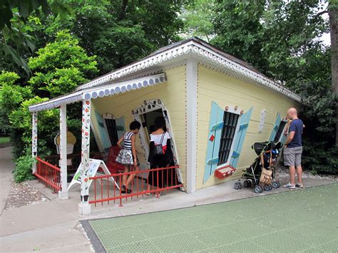 File:The Crooked House, Lincoln Children's Zoo, Lincoln, Nebraska, USA ...