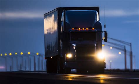 9 Tips for Driving Semi Truck at Night | Extra Mile Tx International