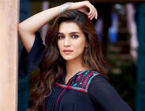 Kriti Sanon talks about her parents! - Bollywood Dhamaka