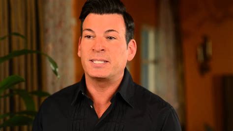 David Tutera Educates on Napkins and Chair Covers - YouTube