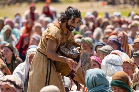 FIRST LOOK: 5 Powerful Photos From 'The Chosen's' Biblical Recreation of Jesus Feeding the 5,000 ...