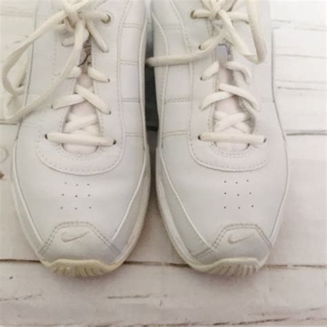 Nike White Tennis Shoes Sneakers Size 8 - Gem