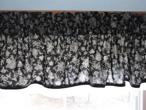 Black & White Floral Toile Valance 17 x 81 Can