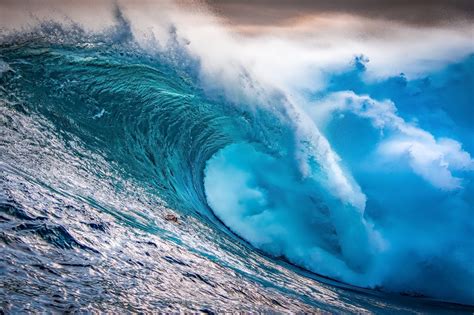 Breathtaking Wave Photos You Won't Believe Are Real | Reader's Digest