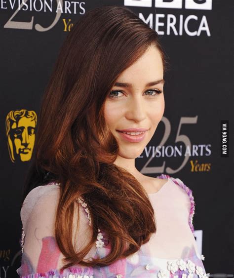 Emilia Clarke looking absolutely stunning in her natural hair. - 9GAG