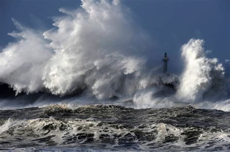 PICTURES: Giant Waves Crashing - Business Insider