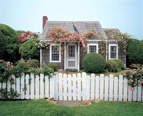 The Nantucket Cottage Decor Style - Coastal Decor Ideas and Interior Design Inspiration Images