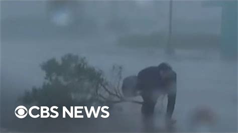 Weather Channel's Jim Cantore hit by tree branch during Hurricane Ian ...