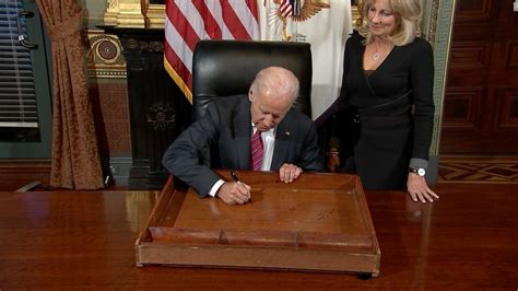 Biden signs desk in farewell tradition - CNNPolitics