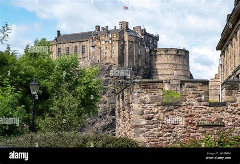 Flodden Wall and Edinburgh Castle in the heart of Edinburgh old town ...