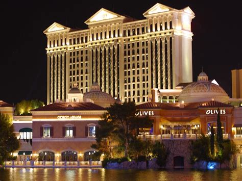 File:Caesars Palace Night.jpg